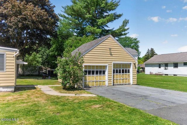 20 Washington Avenue, Halfmoon, NY 12118