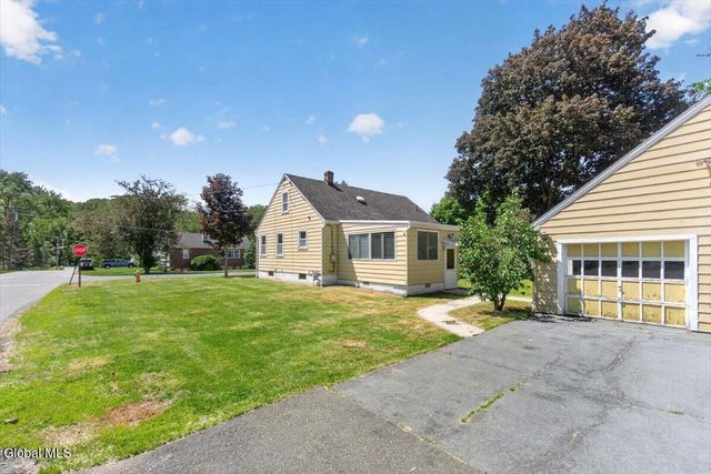 20 Washington Avenue, Halfmoon, NY 12118