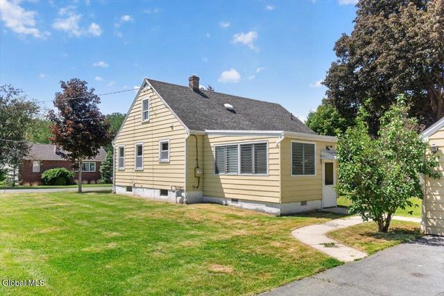 20 Washington Avenue, Halfmoon, NY 12118