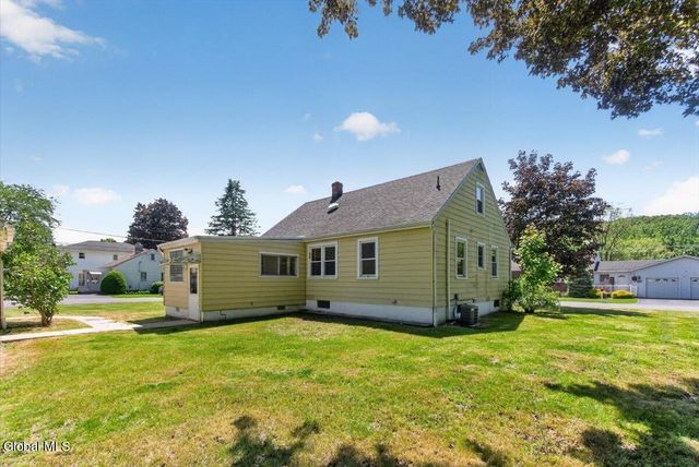 20 Washington Avenue, Halfmoon, NY 12118
