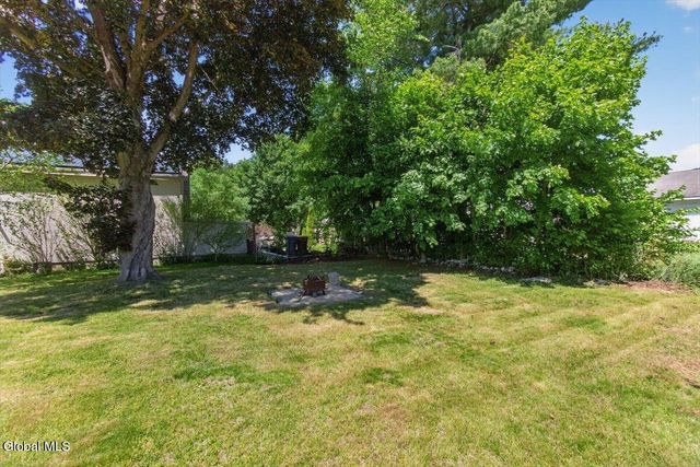 20 Washington Avenue, Halfmoon, NY 12118