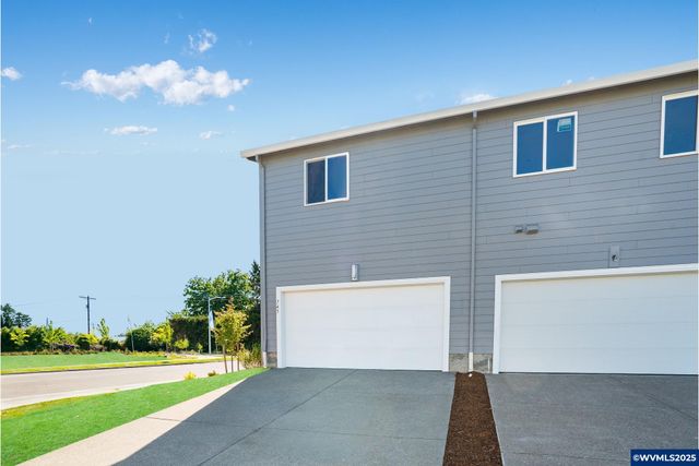 2488 Sawtelle Dr, Woodburn, OR 97071