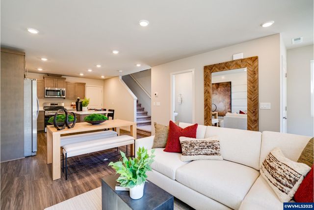 2488 Sawtelle Dr, Woodburn, OR 97071