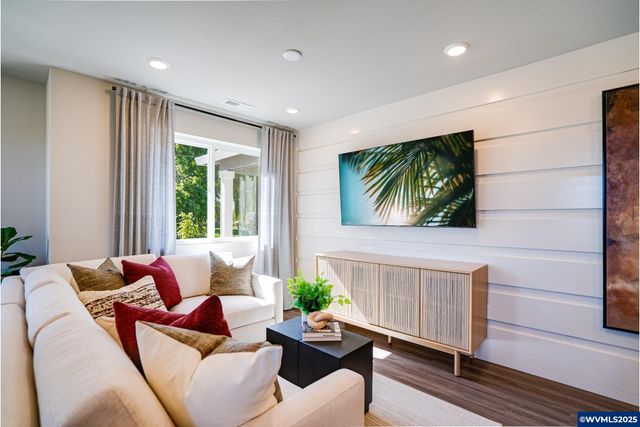 2488 Sawtelle Dr, Woodburn, OR 97071