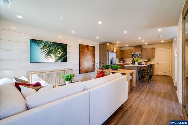 2488 Sawtelle Dr, Woodburn, OR 97071