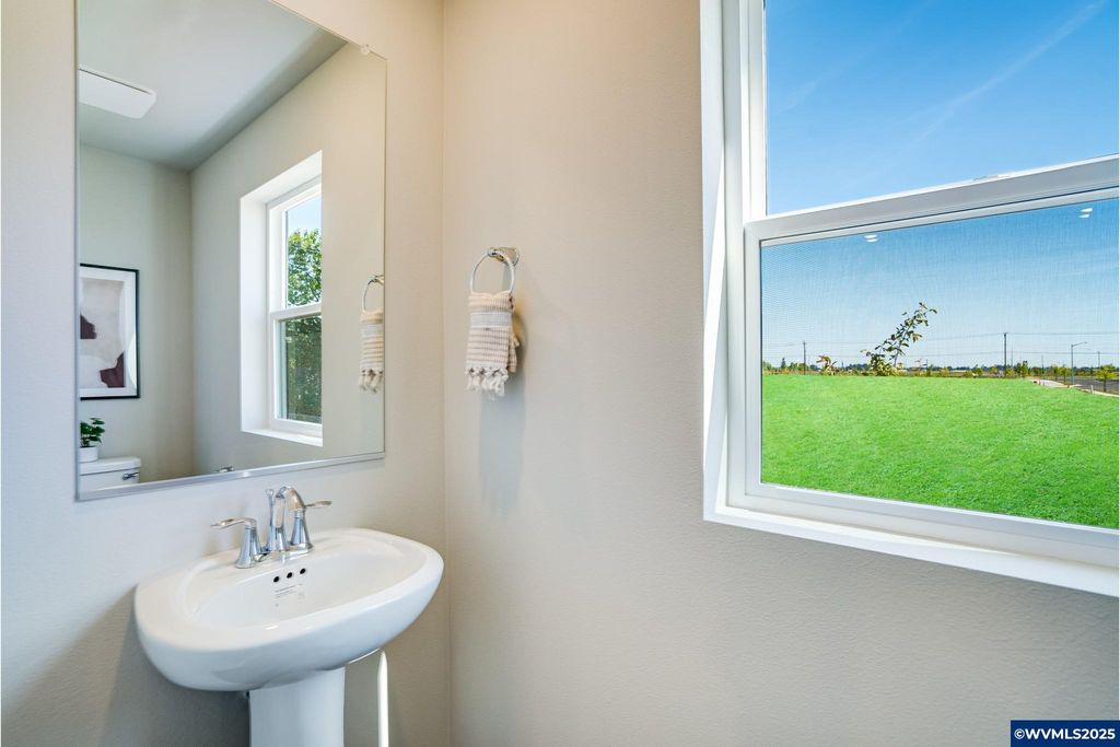 Image 13 of property listing at 2488 Sawtelle Dr, Woodburn, OR 97071