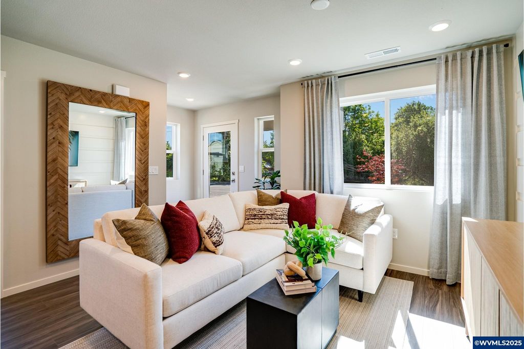 Image 2 of property listing at 2488 Sawtelle Dr, Woodburn, OR 97071