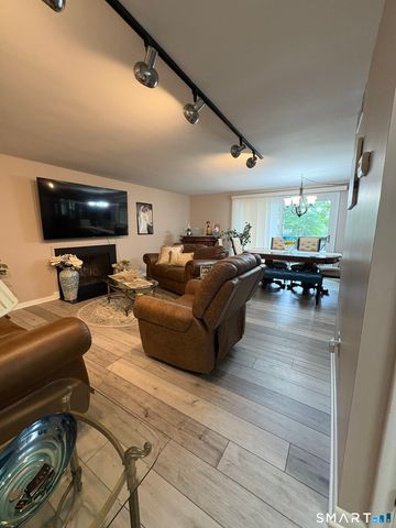 35 Harbour Village A, Branford, CT 06405
