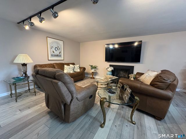 35 Harbour Village A, Branford, CT 06405
