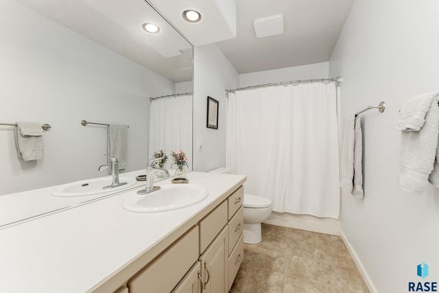 1021 E 64th St, Sioux Falls, SD 57108