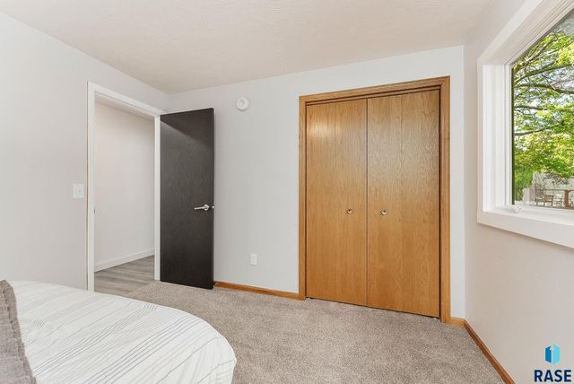1021 E 64th St, Sioux Falls, SD 57108