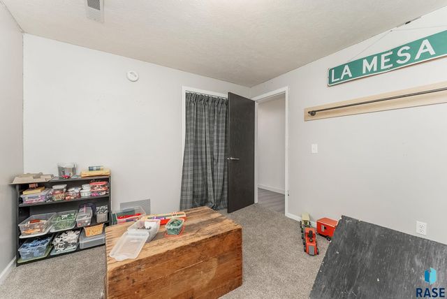 1021 E 64th St, Sioux Falls, SD 57108