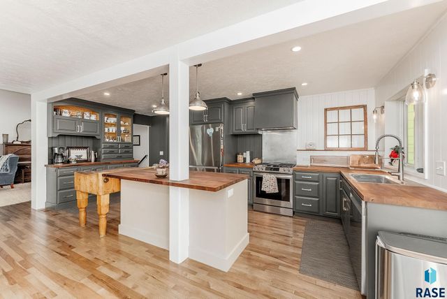 1021 E 64th St, Sioux Falls, SD 57108