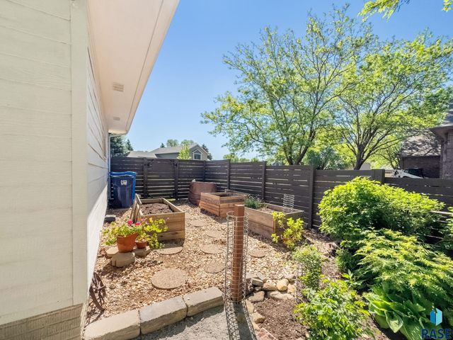 1021 E 64th St, Sioux Falls, SD 57108