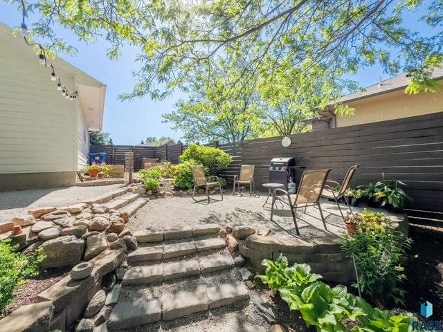 1021 E 64th St, Sioux Falls, SD 57108