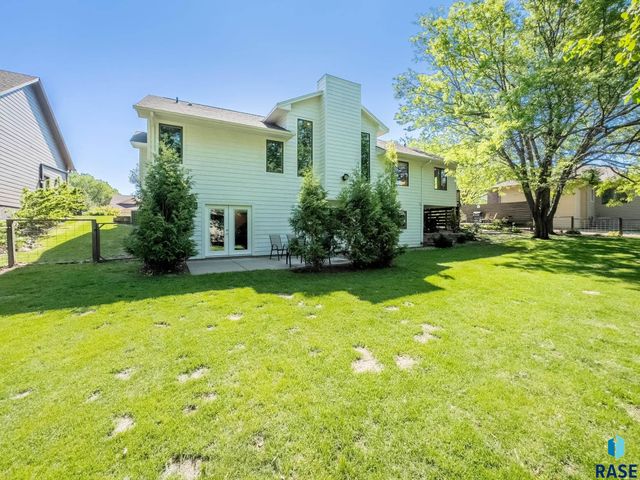 1021 E 64th St, Sioux Falls, SD 57108