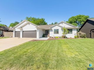 1021 E 64th St, Sioux Falls, SD 57108