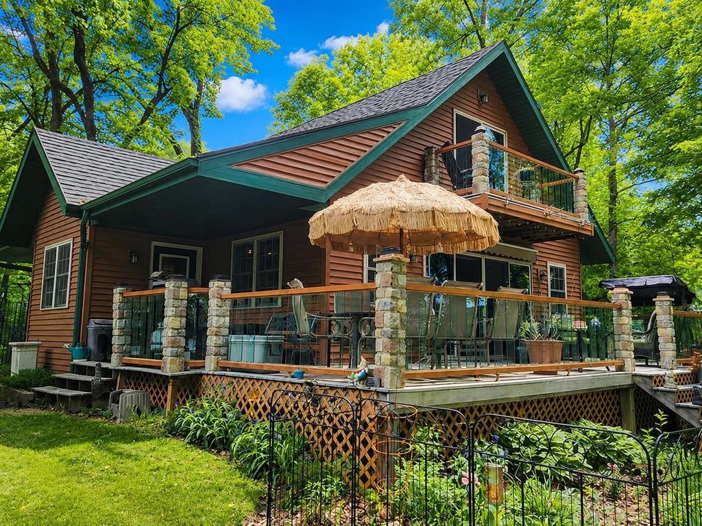 1614 N Sugar Island Road, Oconomowoc, WI 53066