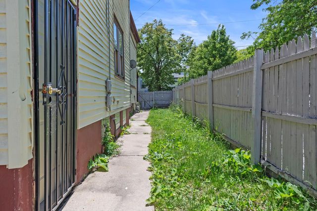 1006 E Land PLACE, Milwaukee, WI 53202