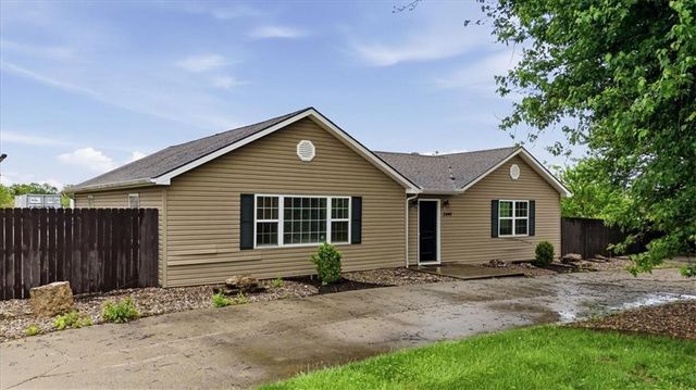 2440 Lowenstein Drive, Lee's Summit, MO 64081