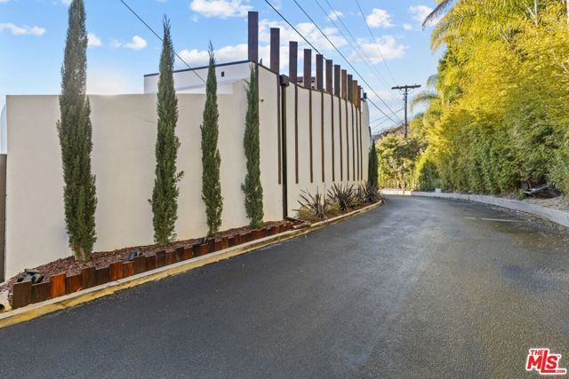 9270 Kinglet Drive, Los Angeles, CA 90069