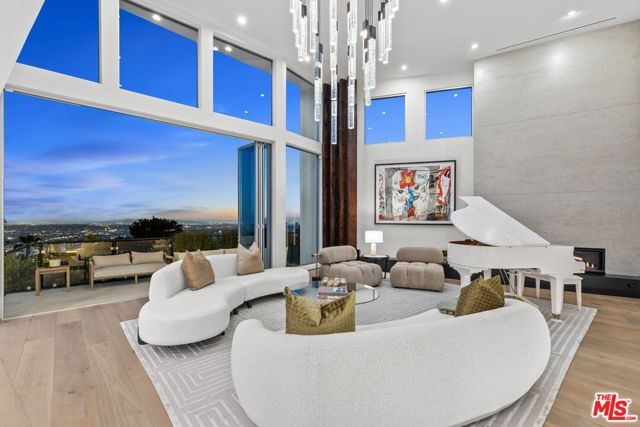 9270 Kinglet Drive, Los Angeles, CA 90069