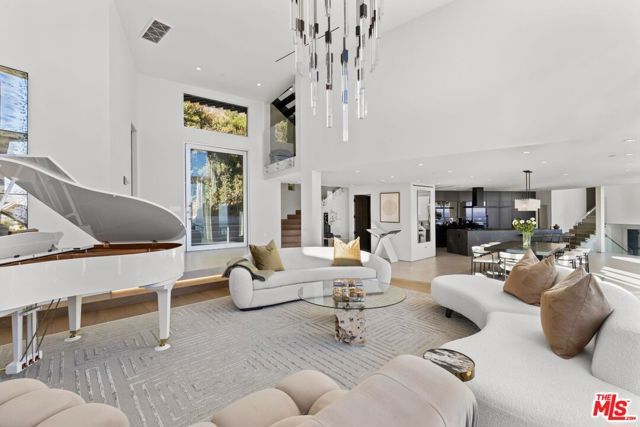9270 Kinglet Drive, Los Angeles, CA 90069