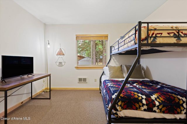 70 S Granite Bay Rd, Nordman, ID 83848