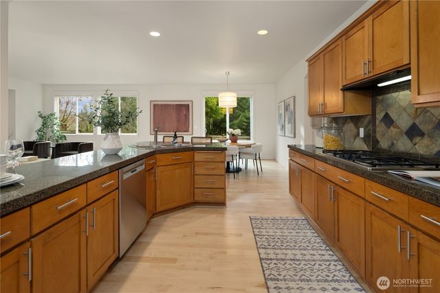 1689 24th Avenue NE, Issaquah, WA 98029