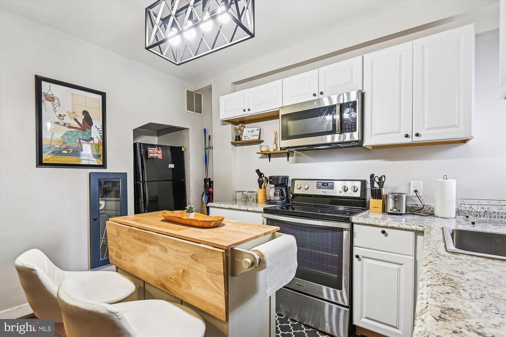 Image 14 of property listing at 2050 BANK ST, Baltimore, MD 21231