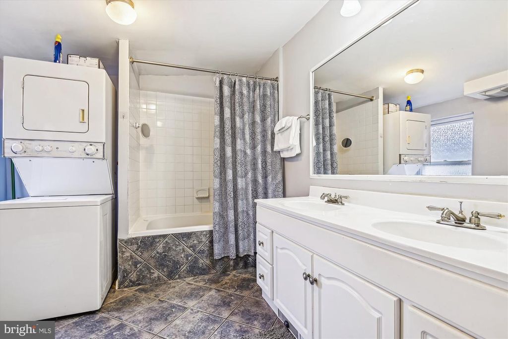 Image 20 of property listing at 2050 BANK ST, Baltimore, MD 21231