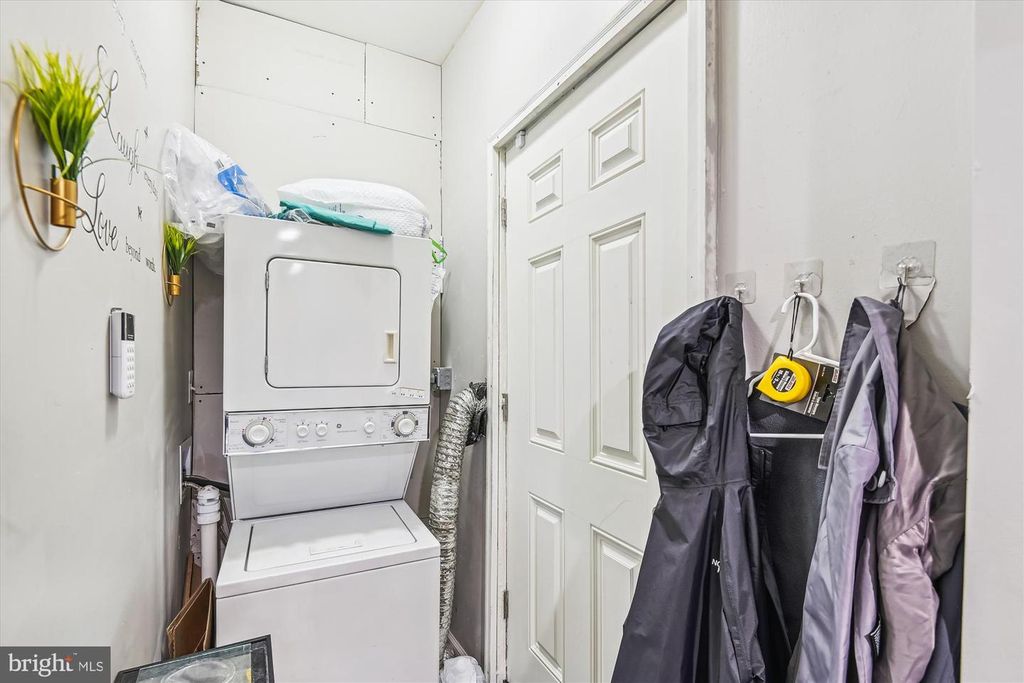 Image 34 of property listing at 2050 BANK ST, Baltimore, MD 21231