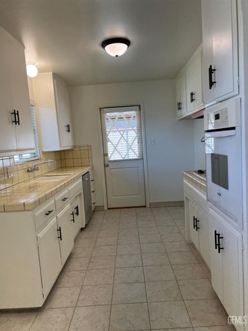 912 Monna Avenue, Bakersfield, CA 93308