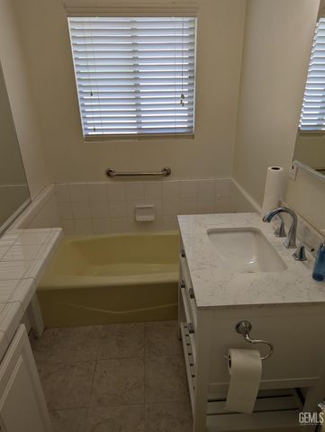 912 Monna Avenue, Bakersfield, CA 93308