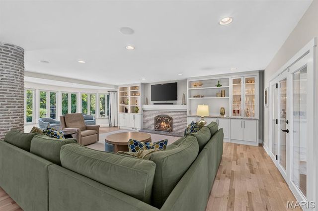 12237 Ladue Road, Creve Coeur, MO 63141