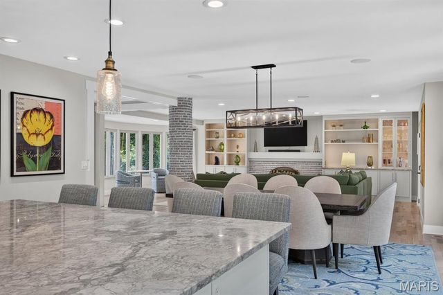 12237 Ladue Road, Creve Coeur, MO 63141