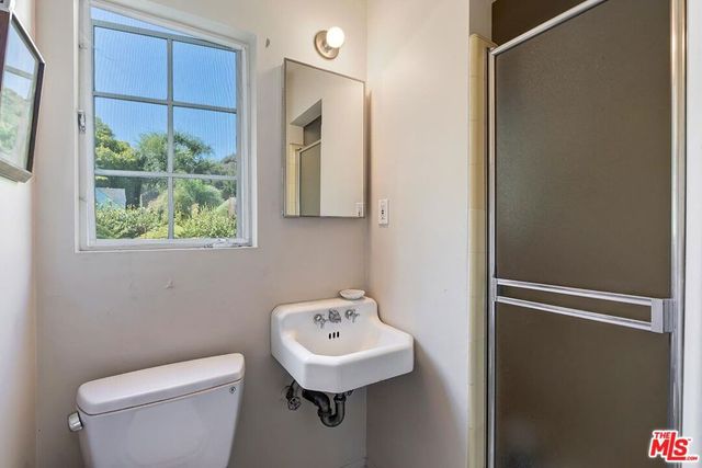 1041 Chantilly Road, Los Angeles, CA 90077