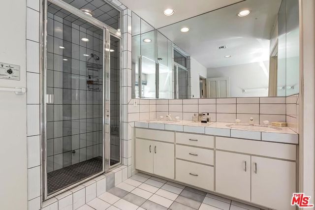 1041 Chantilly Road, Los Angeles, CA 90077