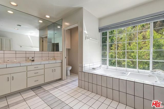 1041 Chantilly Road, Los Angeles, CA 90077