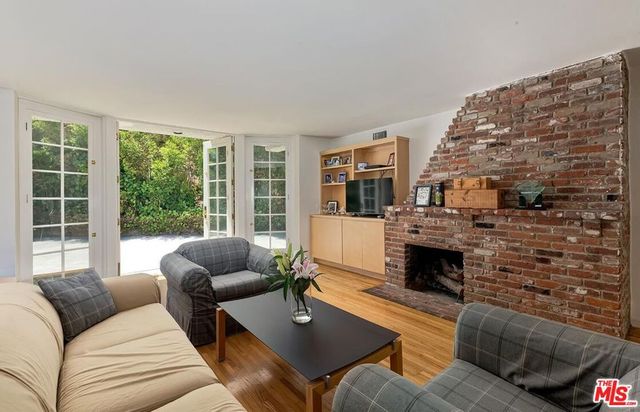 1041 Chantilly Road, Los Angeles, CA 90077