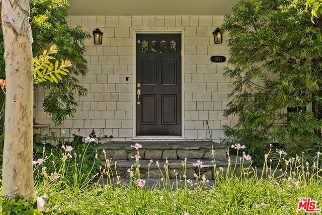 1041 Chantilly Road, Los Angeles, CA 90077