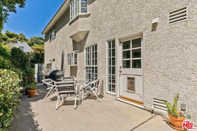 1041 Chantilly Road, Los Angeles, CA 90077