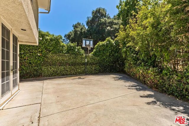 1041 Chantilly Road, Los Angeles, CA 90077