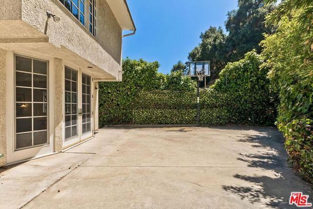 1041 Chantilly Road, Los Angeles, CA 90077