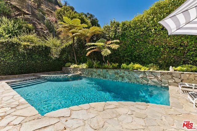 1041 Chantilly Road, Los Angeles, CA 90077