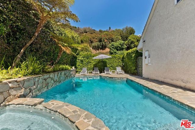 1041 Chantilly Road, Los Angeles, CA 90077