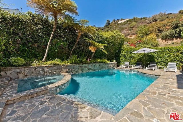 1041 Chantilly Road, Los Angeles, CA 90077