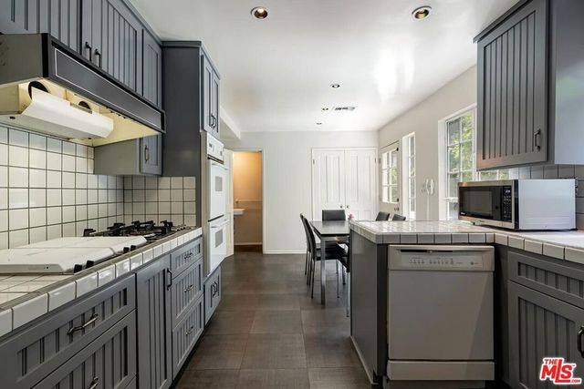 1041 Chantilly Road, Los Angeles, CA 90077