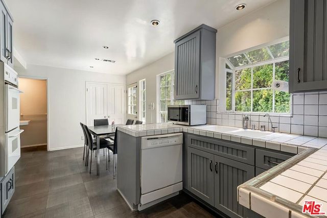 1041 Chantilly Road, Los Angeles, CA 90077