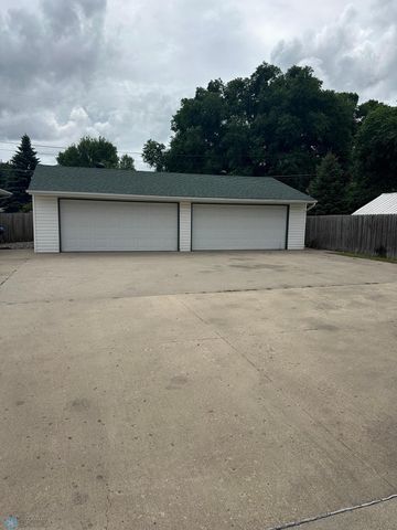 2126 5th Avenue S, Fargo, ND 58103